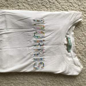 Så fin t-shirt från MORRIS. Färgglad text, aldrig sätt någon annan ha det. Strl S, nypris 600kr.