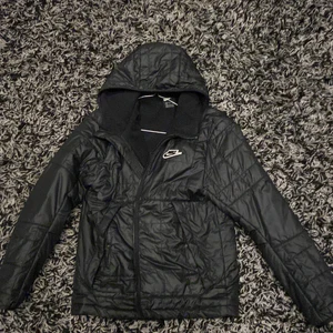 Nike svart jacka - har andra jackor behöver inte, ganska varm
