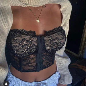 ByAnastasia topp - *lånade bilder* Säljer denna så fina (!!) korsett topp från byAnastasia då den tyvärr är lite för stor för mig:( Storlek M (slutsåld) budgivning om fler är intresserade 💓