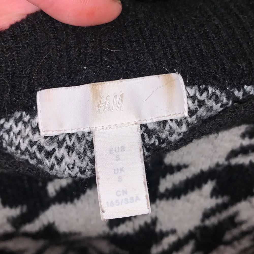 Säljer denna stickade tröja pga att jag inte använder den längre💛. Stickat.