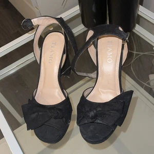 Tiamo  - Tiamo klackar använda en gång strl 36, fint skick säljes för 300kr