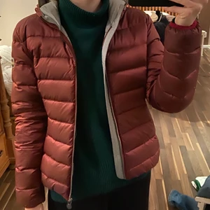 Colmar Jacka - Vinröd colmar Jacka i väldigt fint skick. Passar S/M. Köpt för 4990kr. Säljs för 1500kr.