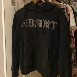 Absent hoodie - Svart Absent hoodie med rhinestones 