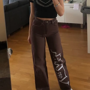 Von dutch jeans  - Säljer domhära jeans som jag färget å sen målat på. Jeansen är ett par från gina i storlek 36❤️