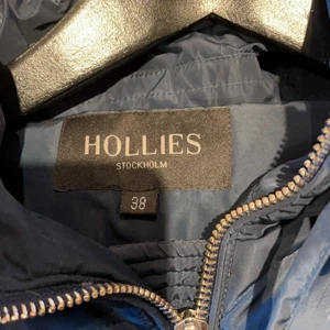 Hollies vinterjacka  - Hollies chatel vinterjacka i marinblå storlek 38, jackan är använd ungefär en vinter och är i bra sick. 