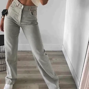 Zara jeans  - Säljer mina skitsnygga jeans från Zara som inte kommer till så mycket användning då jag har ett liknande par, därav anledningen till att jag säljer dem. Dem är långa på mig som är 167 men det går att klippa dem till den längden man vill ha💓💓 ‼️‼️Slutsålda på hemsidan‼️‼️