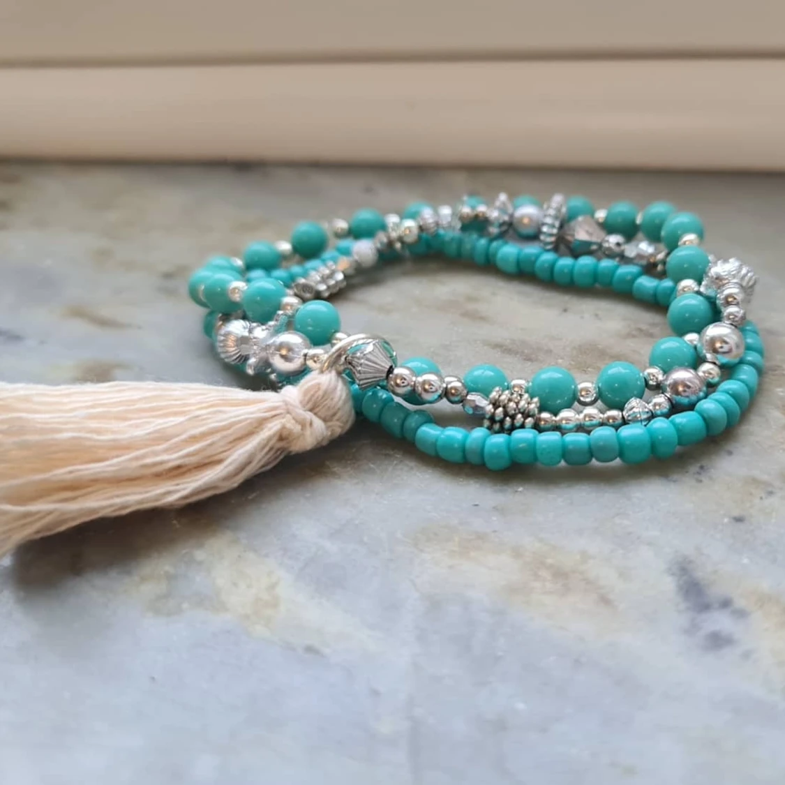 Turkost armband med tassle