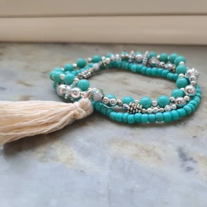 Turkost armband med tassle - Bohemiskt armband med tre rader i turkos & silver. Plus en vit toffs.