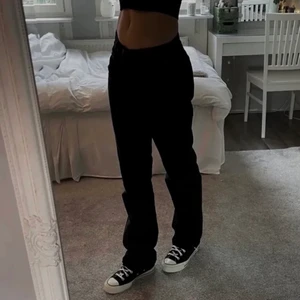 kostymbyxor - kostymbyxor med justerbar midja. (lånad bild) köpte de nyss på plick, men passade inte mig tyvärr. Köparen står för frakt.  💕