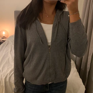 Grå stickad ziper - Finstickad grå ziper från Hm. Den är köpt på Sellpy och är därför använd men inga större slitningar. Skriv privat för att se mer ingående på skicket!