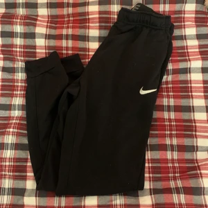 Mjukisbyxor - Snygga Nike byxor. Använt ett fåtal gånger. Köparen står för frakt 