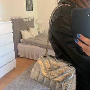 Väska silver - Säljer den här silvriga väskan ifrån Pull&Bear 👽köpt här på plick ,säjer pga att jag inte andvänder.       vid snabbköp så kan pris diskuteras :) köp dirket för 200kr plus frakt 🪐lånade bilder av personen jag köpte av !!