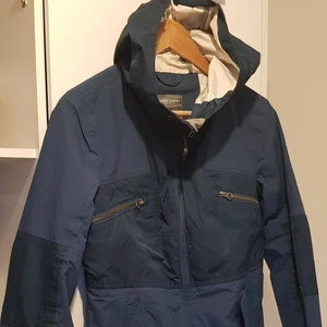 Sportig vindjacka - Snygg vindjacka har använt 2 gånger bara. Leverans ingår