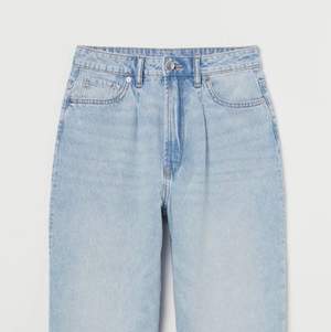 Supersnygga mom jeans som tyvärr inte är något för mig. Sparsamt använda och är i nyskick. Köpta för 300 mitt pris 199.