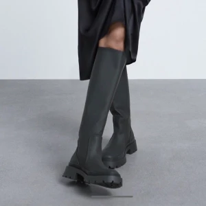 Zara stövlar - Supersnygg i stl 38, anv 1 gång!