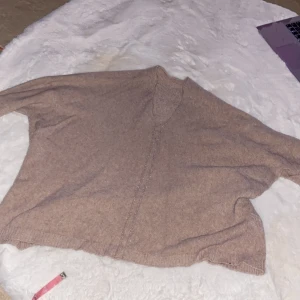 Beige tröja med silver - Den är ganska stor eftersom det ska vara så men den är jätte bekväm och har bra skick 