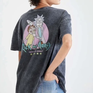 T-shirt  - Jättefin Rick and Morty t-shirt. Aldrig använd