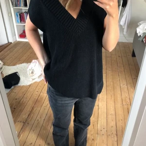 H&M VÄST - Svart stickad väst från H&M i storlek XS. Nyskick!! Möts gärna upp i Täby C eller stockholm💗💗 (lånade bilder)
