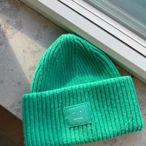 Acne mössa - Köpt höst 2019. Använd Max 3 gånger i väldigt bra skick☺️ Kan mötas upp i Göteborg, annars tillkommer frakt som köpare står för.