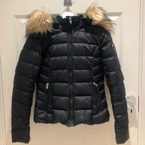 Vinter jacka - Rock And Blue  - Säljer den här Rock and Blue jackan som köptes på Pondus för ca 2300kr förra vintern. Användes endast ett fåtal gånger och aldrig använts detta året då jag nu vill ha en annan vinterjacka och bli av med denna först. Den är i storlek 34 och är väldigt varm och skön. Säljer den för 1500kr så man vinner väldigt mycket på att köpa jackan, värd pengarna så att säga❄️ Äkta päls! Om det önskas fler bilder och hur den sitter på, kontakta mig. 