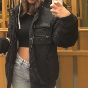 Svart Vinterjacka - Säljer min skitsnygga och jättevarma vinterjacka, säljer pga att jag har köpt en annan. Den här jackan har jättemånga bra fickor och håller verkligen värmen framåt vintern nu som kommer. Kontakta för mer bilder eller frågor⛄️