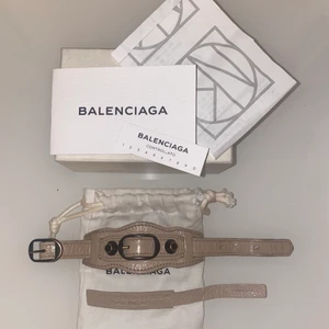 Balenciaga armband - Säljer mitt fina balenciaga armband! Allt på bilden medföljer. ( köptes på NK i Göteborg)❤️ originalpris är 1800 säljer för 850!