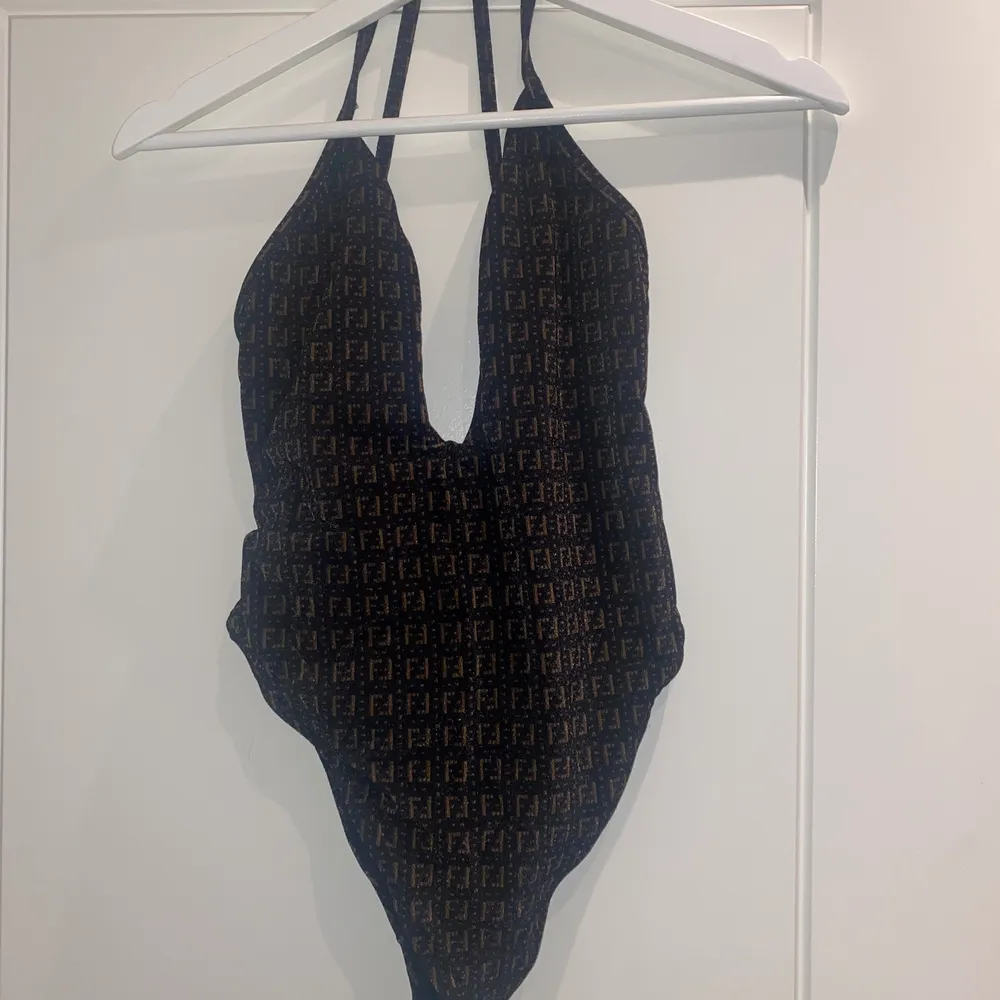 Säljer min fina Fendi-baddräkt som är använd 1 gång i 10 minuter. Storlek IT38 så en 36/38a! Kvitto finns :) finns en liten defekt där en söm släppt vid bysten men inget som syns på tyget eller framifrån! Köparen står för frakten . Muu.