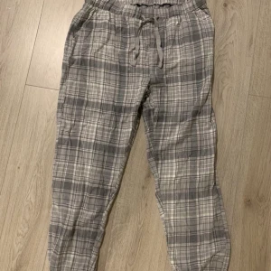 Sköna pjyamasbyxor/ mjukisbyxor - Haft i ungefär ett halv år, aldrig använda. Super sköna. Priset går att få ner till en viss gräns