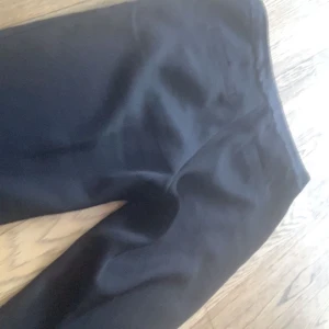 Kostymbyxor - Kostymbyxor från ginatricot som är köpta för 2 år sen. De är i storlek 32 så därav för små. Kan gå ned i pris vid snabb affär, frakt ingår ej. De är använda ett fåtal gånger