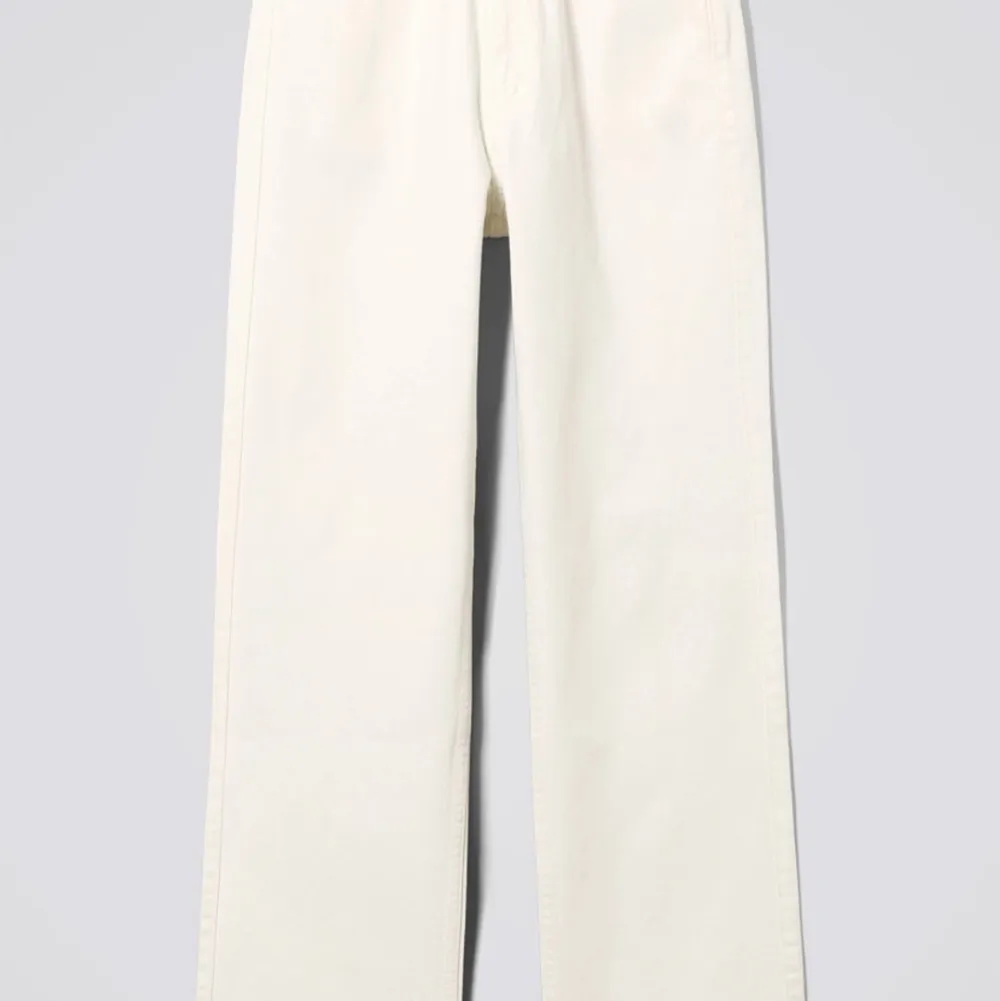 Ett par beiga/vita Jeans från weekday o modellen ”Rowe”. Storlek W24 L30, minsta storleken. Kontakta mig vid intresse 💓 i väldigt bra skick. Jeans & Byxor.