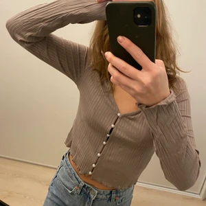 NY! Beige långärmad NewYorker, M  - Beige långärmad t shirt, lite kortare modell. Storlek M men jag är S och den funkar på mig med. Ny/oanvänd med lappar kvar! Skrynklig för har legat i garderoben.