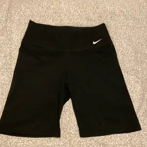 Nike shorts Stl S, använda med bra skick. 