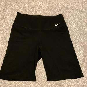 Nike shorts Stl S, använda med bra skick. 