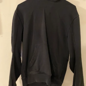 J Lindberg huvtröja - Varsamt använd saknar snöre