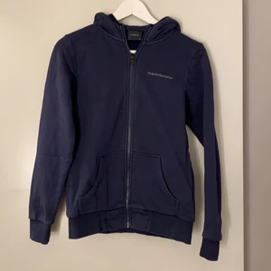 Peak Performance kofta- Mörk blå - Mörk blå Peak Performance kofta, Storlek XS, använd ett fåtal gånger är dock lite för tajt på mig nu, väldigt bra skick.