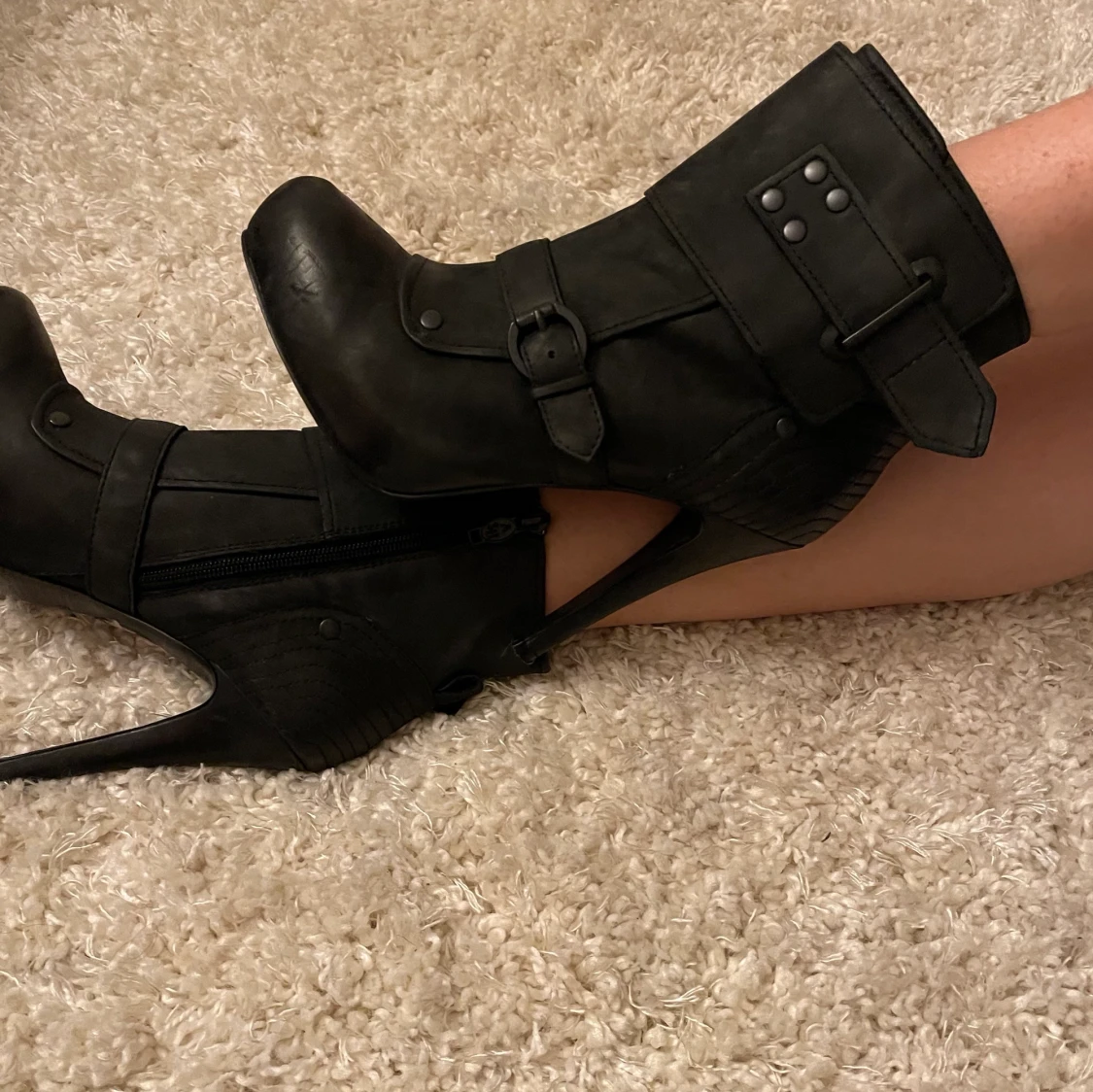 Oanvända Stövletter i svart skinn stl38  - 91