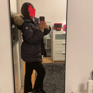 Moncler jacka - Säljer denna fina moncler jackan. Storlek 0 (XS). Buda 🌸 Endast seriösa köpare och inga skambud. Jackan är äkta och har äkta päls.