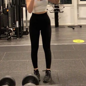 Svarta Ribbade träningsbyxor 🤍🤍 - Svarta ribbade träningsbyxor från h&m i nyskick! Har använt de få gånger 🤍🤍 nypris 200kr 