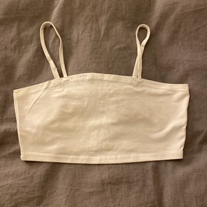 Vitt linne - Gulligt vitt kort linne från Shein i silkesmaterial🥰 Vet ej vilken storlek men passar xs-s💕 Säljer pga att jag ej har användning för den