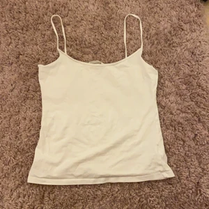 H&M storlek S - Säljer detta super finna linnet från h&m säljer det för att jag använder inte linnen. Linnet är helt vitt inga hål eller fläckar som inte går bort💕