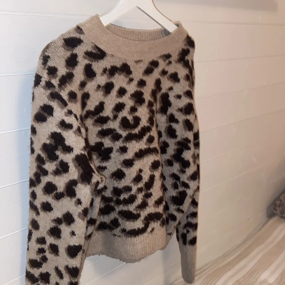 Bra skick! Tjock och varm leopard tröja från H&M minns inte vad den kosta när jag köpte den men denne i storlek M men den funkar för en S också. . Tröjor & Koftor.