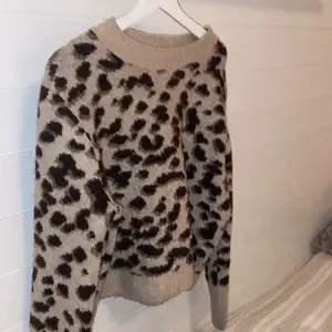 Bra skick! Tjock och varm leopard tröja från H&M minns inte vad den kosta när jag köpte den men denne i storlek M men den funkar för en S också. 