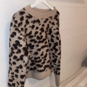 Leopard tröja - Bra skick! Tjock och varm leopard tröja från H&M minns inte vad den kosta när jag köpte den men denne i storlek M men den funkar för en S också. 