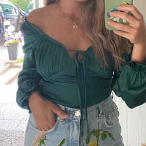 Grön satinblus - Grön satinblus i strl M (passar även S dock) med knytning fram
