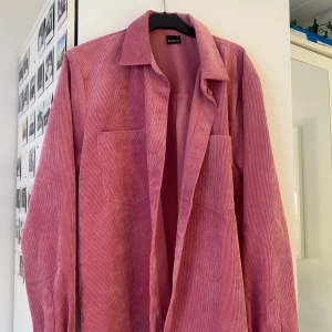 Rosa manchester-skjorta - Superfin rosa manchesterskjorta från Gina, Strl S