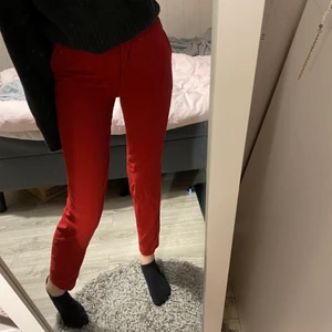 Röda kostymbyxor från hm - Superfina röda lågmidjade kostymbyxor från hm. Knappt använda så de är i ett superfint skick 💕