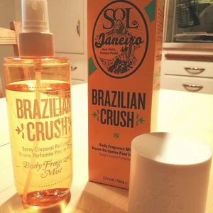 Sol de Janeiro Brazilian Crush 240 ml - Body fragrance mist 240 ml. Mycket kvar som man ser på bilden. Köparen betalar portot. Priset kan diskuteras. 