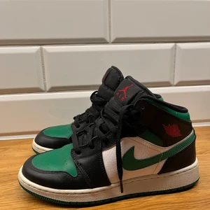 Jordan 1 mid pine green  - Säljer mina Jordan 1 mid pine green, använda men väldigt bra skick. 