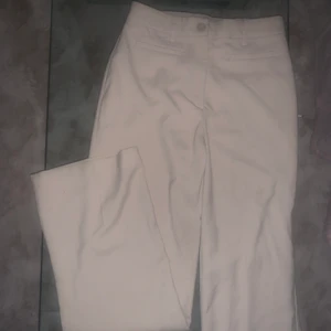 Monki byxor  - Populära byxor från monki, har jättebra passform och lite vidare slut på benen. Tyvärr för små för mig och därför jag säljer dom. Priset går att diskutera! 😊