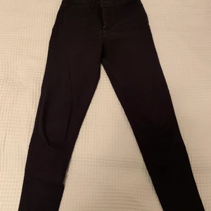 Svarta skinnyjeans bik bok - Ett par skitanygga stretchiga skinnet jeans som är skitsnygga att ha till ett par boots. De är lite korta på mig så kan inte ha de men annars bra kvalitet